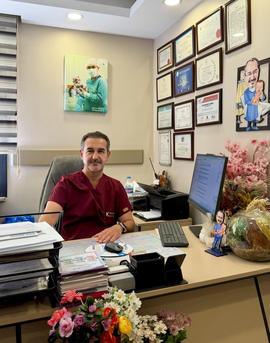 Op. Dr. Umut Yolal, Özel Küçükçekmece Hastanesi'ndeki muayene odasında