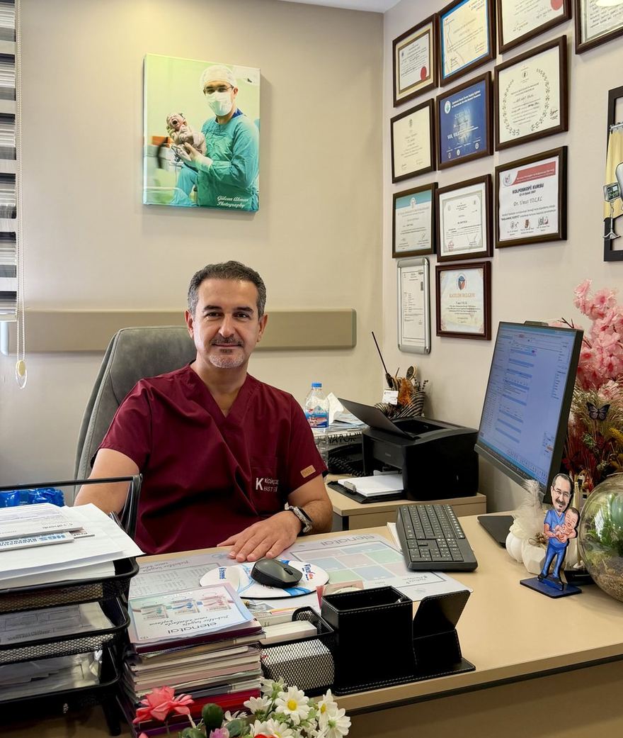 Op. Dr. Umut Yolal, Özel Küçükçekmece Hastanesi'ndeki muayene odasında